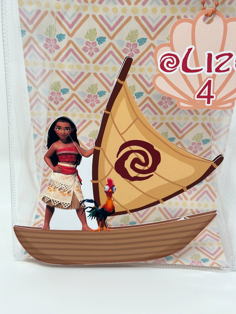 Może przedstawiać: Brązowa drewniana ł&oacute;dź z czerwono-białym żaglem. Postać z kresk&oacute;wki z brązowymi włosami i czerwoną sukienką stoi w łodzi. Kogut stoi za postacią. Tekst "Liz 4" znajduje się na r&oacute;żowej muszli.