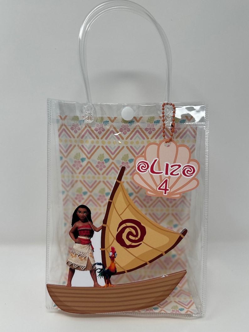 Może przedstawiać: Przezroczysta plastikowa torba na prezenty z uchwytem. Torba ma nadrukowany wz&oacute;r przedstawiający polinezyjską księżniczkę w łodzi z kogutkiem. Torba ma r&oacute;wnież metkę z imieniem "Lizo" i numerem "4" na niej.