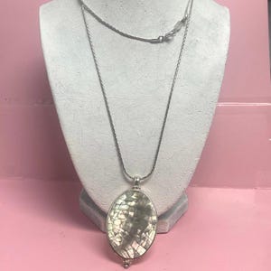 Liz Claiborne Halsband med hänge i abalone-motiv, 86 cm långt