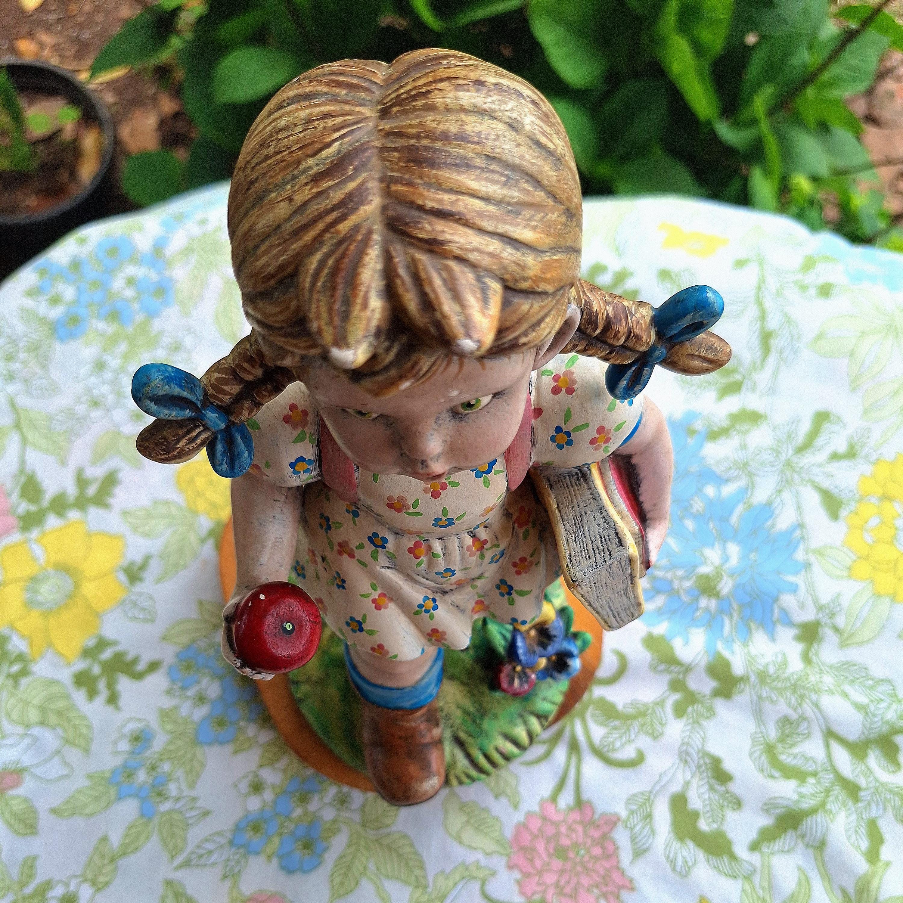ヴィンテージ手描きフィギュア：リンゴを持った新学期の女の子 - Etsy 日本