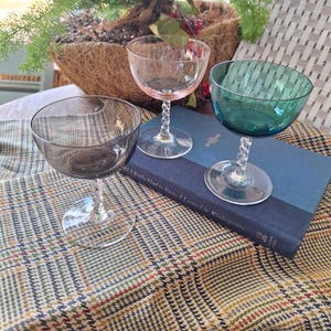 Set van 3 glazen. Gekleurde kom met doorzichtige gedraaide steel, champagnecoupe hartige cocktail kleine wijnkopjes, bruiloftstoost, VTG handgeblazen Europa
