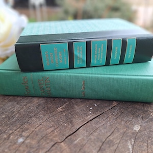 Vintage lentegroene boekenstapel voor enscenering, St. Patrick's Day-decor, Old Reader's Digest