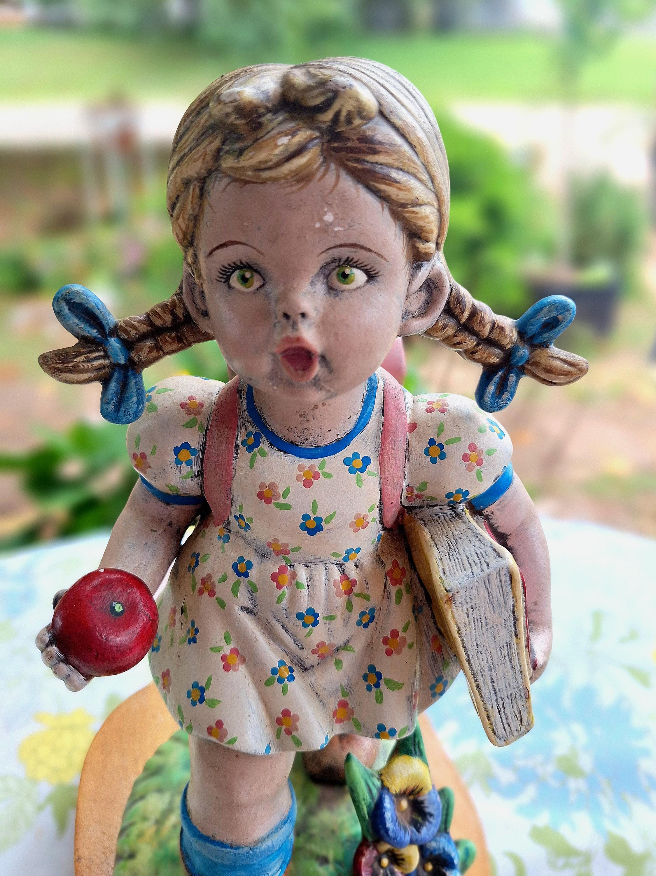 ヴィンテージ手描きフィギュア：リンゴを持った新学期の女の子 - Etsy 日本