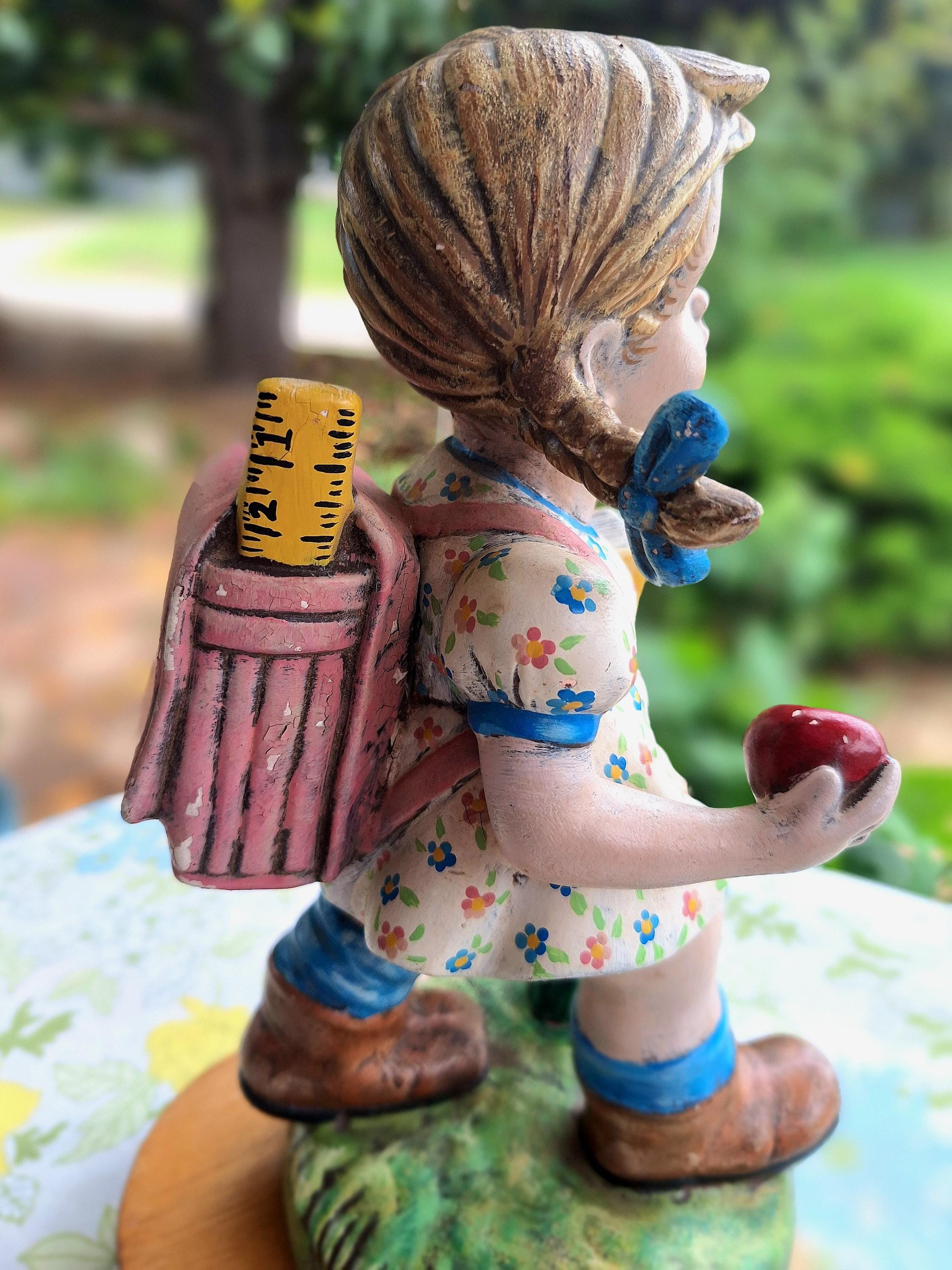 ヴィンテージ手描きフィギュア：リンゴを持った新学期の女の子 - Etsy 日本
