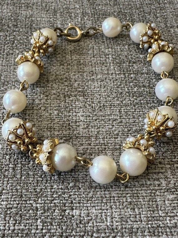 Beautiful Vintage Pearl Gold Tone Bracelet - image 2