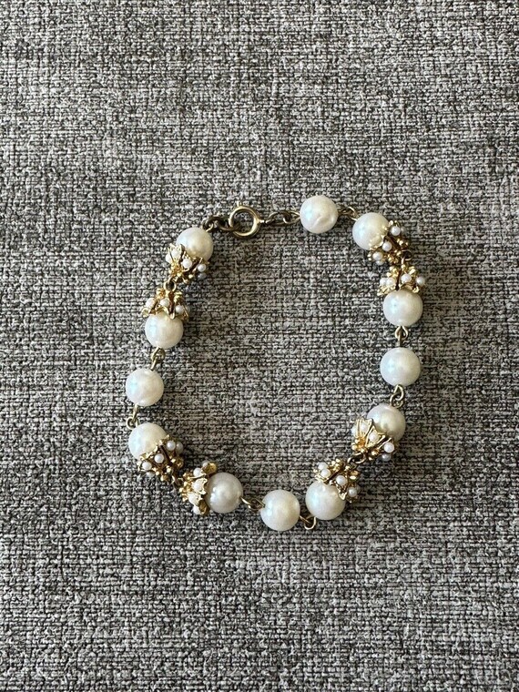 Beautiful Vintage Pearl Gold Tone Bracelet - image 1