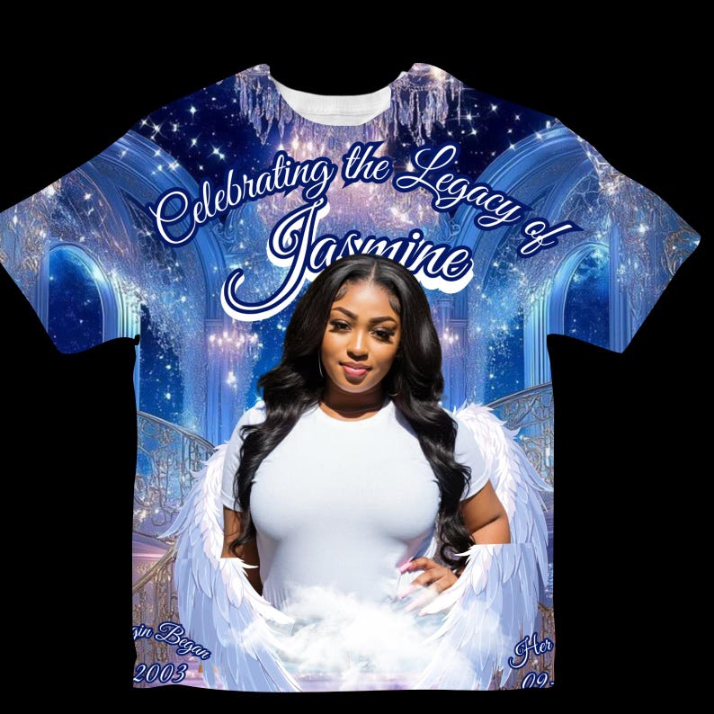 Puede incluir: Camiseta blanca con un dise&ntilde;o de fondo azul y blanco. La camiseta presenta una foto de una mujer con alas de &aacute;ngel y el texto "Celebrating the Legacy of Jasmine". La camiseta tambi&eacute;n incluye el texto "Jasmine Began 2003" y "Her 09-".