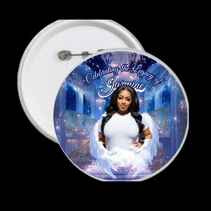 Puede incluir: Un bot&oacute;n redondo con una fotograf&iacute;a de una mujer con alas de &aacute;ngel, sobre un fondo azul y blanco. El texto "Celebrating the Legacy of Jasmine" est&aacute; arqueado sobre la imagen. El bot&oacute;n es blanco con un cierre met&aacute;lico.