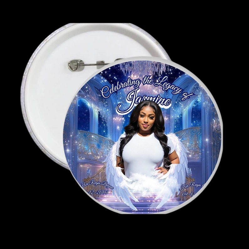 Puede incluir: Un bot&oacute;n redondo con una fotograf&iacute;a de una mujer con alas de &aacute;ngel, sobre un fondo azul y blanco. El texto "Celebrating the Legacy of Jasmine" est&aacute; arqueado sobre la imagen. El bot&oacute;n es blanco con un cierre met&aacute;lico.