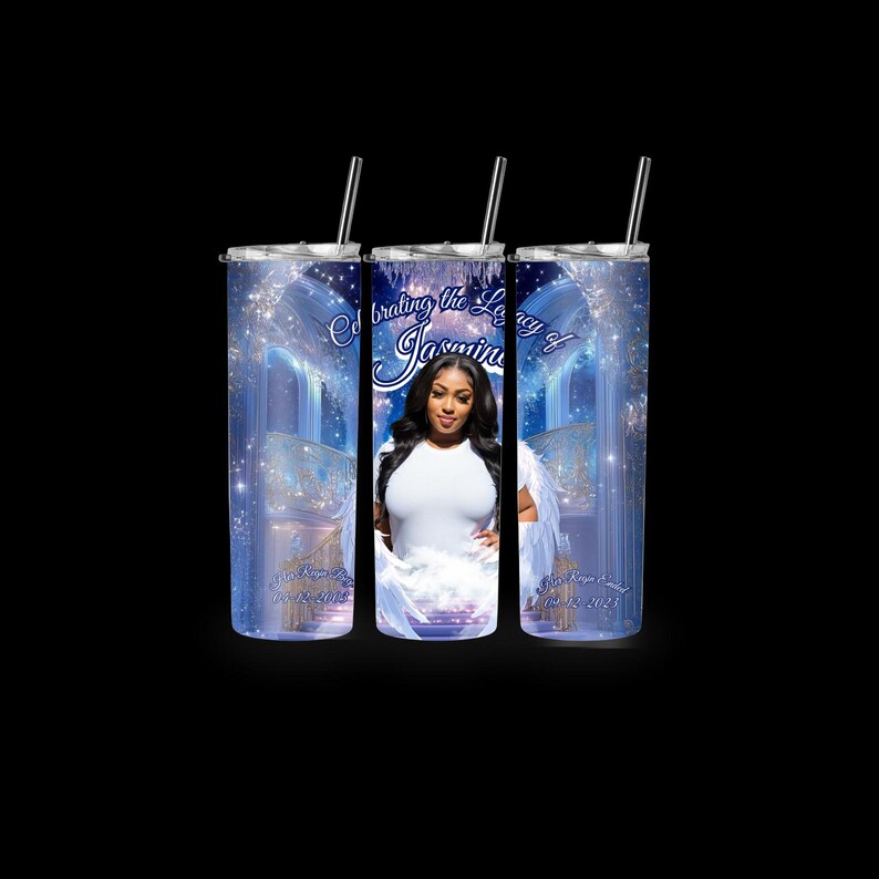 Puede incluir: Tres vasos de acero inoxidable con tapas y pajitas. Cada vaso presenta un fondo azul con una mujer con una parte superior blanca y alas de &aacute;ngel. El texto dice "Celebrating the Legacy of Jasmine".