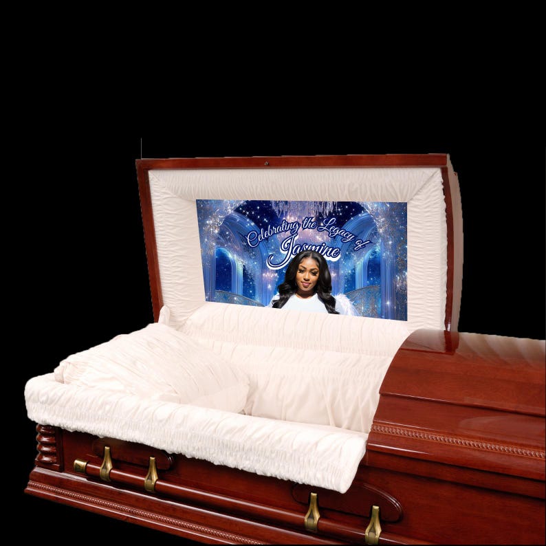 Puede incluir: Un ata&uacute;d de madera pulida con interior blanco y un panel de cabecera decorativo. El panel de cabecera presenta una imagen de una mujer y el texto "Celebrating the Legacy of Jasmine" en un dise&ntilde;o azul y blanco.