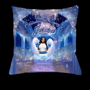Puede incluir: Un coj&iacute;n decorativo cuadrado con un dise&ntilde;o azul y blanco. El coj&iacute;n presenta una imagen de una mujer con alas de &aacute;ngel, el texto "Celebrating the Legacy of Jasmine" y fechas.