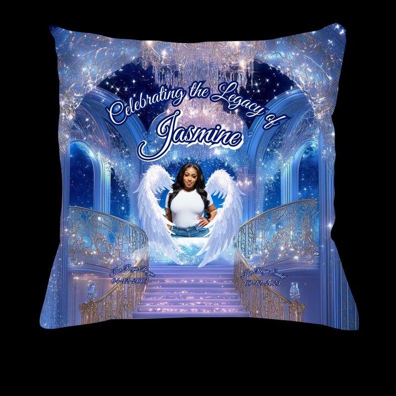 Puede incluir: Un coj&iacute;n decorativo cuadrado con un dise&ntilde;o azul y blanco. El coj&iacute;n presenta una imagen de una mujer con alas de &aacute;ngel, el texto "Celebrating the Legacy of Jasmine" y fechas.