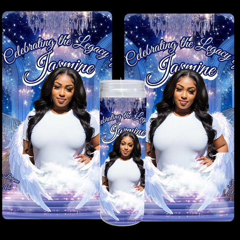 Puede incluir: Una vela conmemorativa con un fondo azul que presenta a una mujer con alas de &aacute;ngel y el texto "Celebrating the Legacy Jasmine". El dise&ntilde;o incluye un retrato de la mujer y un tema celestial decorativo.