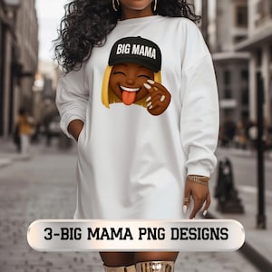 以下が含まれることがあります： 「BIG MAMA」と書かれた黒い帽子をかぶった笑顔の顔の漫画グラフィックが特徴の白い長袖スウェットシャツドレス。グラフィックは金髪で舌を出しています。「3-BIG MAMA PNG DESIGNS」というテキストが下にあります。