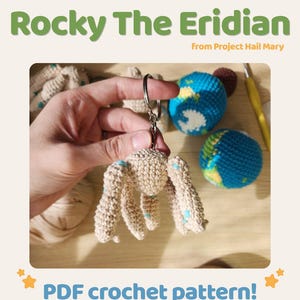 以下が含まれることがあります： 手で持たれた、青いアクセントが付いたベージュ色のエイリアンの編み物キーホルダー。「Rocky The Eridian」と「Project Hail Mary」のラベルが付いています。2つの編み物地球儀と「PDF crochet pattern！」の文字も表示されています。