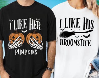 Op de afbeelding: Twee T-shirts met Halloween-ontwerpen. Eén is zwart met de tekst "I Like Her Pumpkins" en pompoenafbeeldingen. De andere is wit met "I Like His Broomstick" en een bezemafbeelding. Beide hebben vleermuisontwerpen.
