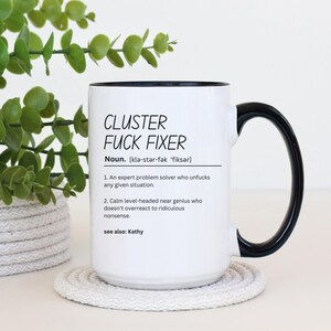 Taza de reparador de líos, taza de café con definición divertida, taza con humor sarcástico en el trabajo, regalo de escritorio de oficina, taza de coordinador del caos