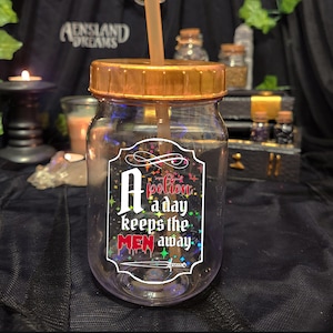 Una poción al día mantiene alejados a los hombres pegatina de boticario / arte de taza de café DIY / calcomanía de botella de agua / decoración de brujas de Halloween / Holo estético gótico
