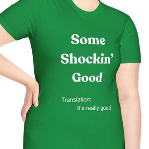 ¡Algo impactantemente bueno! ¡Regalo divertido de la camiseta del argot de Newfinese para cualquier persona! Camiseta unisex de estilo suave