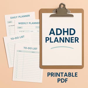 Könnte beinhalten: Ein Klemmbrett mit dem Text "ADHS PLANER" und "DRUCKBARE PDF" in Marineblau. Mehrere Blätter Papier mit "DAILY PLANNER", "WEEKLY PLANNER" und "TO-DO LIST" sind sichtbar. Der Hintergrund ist hellpfirsichfarben.
