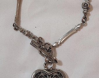 Pulsera vintage de filigrana de plata con colgante de corazón y flecha de 20 cm.