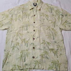 Camisa hawaiana Tommy Bahama 100% lino, manga corta, talla grande para hombre, color amarillo, estampado de palmeras. imagen 1