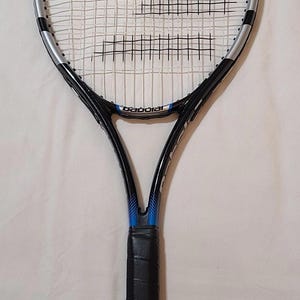 Puede incluir: Una raqueta de tenis Babolat negra y azul con una cabeza de cuerdas blancas y una empuñadura negra.