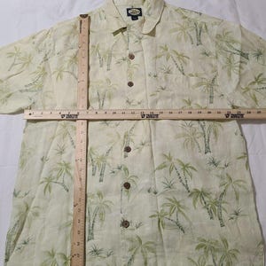 Camisa hawaiana Tommy Bahama 100% lino, manga corta, talla grande para hombre, color amarillo, estampado de palmeras. imagen 2