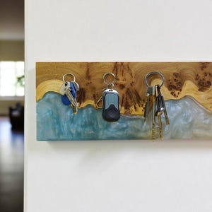 Magnetic Key Holder for Wall – Blue Haze & White Epoxy Resin and Burl Elm Wood Key Rack–Entryway Key Organizer–key hanger, Housewarming Gift