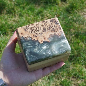 Handgefertigte Schmuckschatulle aus Holz und Epoxidharz – Einzigartige Schmuck-Aufbewahrungsbox – Geschenk für Sie – Erinnerungsbox – Benutzerdefinierte Harz-Holzdekor