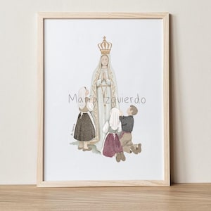 Puede incluir: Impresión en acuarela enmarcada en madera clara. La obra representa una figura religiosa con corona dorada y tres niños arrodillados en oración. El texto "Maria Izquierdo" está escrito en cursiva debajo.