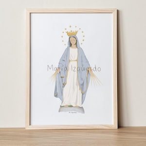 Puede incluir: Una impresión enmarcada de una figura religiosa, con una capa azul y una corona dorada, con un halo de estrellas. La obra de arte está firmada "Maria Izquierdo". La figura lleva un vestido blanco.