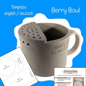 Può includere: Ciotola per bacche in ceramica grigia con colino e manico integrati. La ciotola ha il testo "Berry to meet you" e le parole "Berry Bowl". L'immagine include anche istruzioni e un modello.