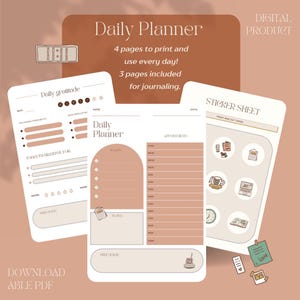 Può includere: Un'agenda giornaliera digitale dal design minimalista. L'agenda include pagine per la gratitudine, liste di cose da fare, appuntamenti e un foglio di adesivi. Il testo sull'agenda recita "Daily Planner" e "Digital Product". La combinazione di colori è beige e marrone.