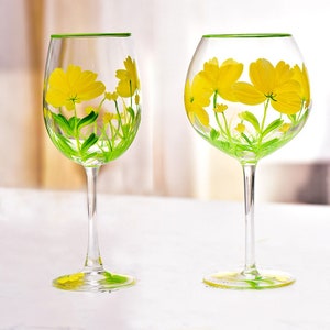 Painted Yellow Daisy Wine Glasses, Floral Wine Glasses Set Of 2, Blown Wine Glasses, Personalized Glasses,Personalized Wine Set Gift For Mom