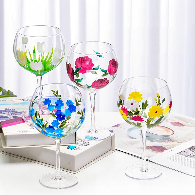 手描きの花柄ワイングラス:カラフルな花のデザイン、2個セット 手描きの花柄ワイングラス:カラフルな花のデザイン、2個セット