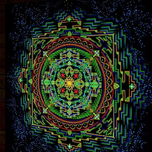 UV タペストリー「Sry Mandala」 - ブラックライトで光るトリッピーな神聖な背景 UV シュリ ヤントラ 瞑想 壁掛け フラクタル スピリチュアル Ihti Anderson アート