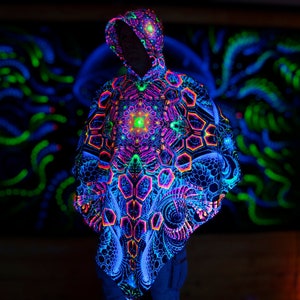 PONCHO magique Rising Energy , cape réactive aux UV lumière noire, manteau Trippy psytrance fractal, mandala néon, poncho fractal image 1