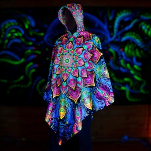 Vêtements chauds Magic PONCHO Mandala , cape réactive aux UV lumière noire, manteau fractal Trippy Psytrance, poncho fractal, poncho de festival image 3