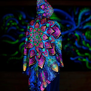 Vêtements chauds Magic PONCHO Mandala , cape réactive aux UV lumière noire, manteau fractal Trippy Psytrance, poncho fractal, poncho de festival image 7