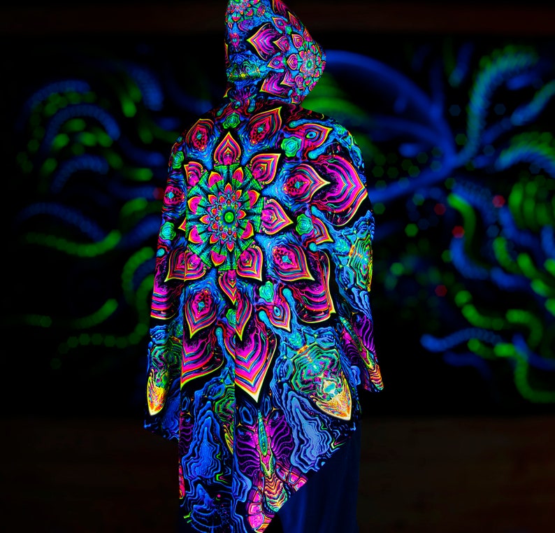 Vêtements chauds Magic PONCHO Mandala , cape réactive aux UV lumière noire, manteau fractal Trippy Psytrance, poncho fractal, poncho de festival image 7