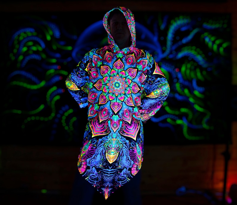 Vêtements chauds Magic PONCHO Mandala , cape réactive aux UV lumière noire, manteau fractal Trippy Psytrance, poncho fractal, poncho de festival image 4