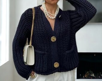 Il cardigan lavorato a maglia / cardigan con bottoni Amelis da donna blu intenso