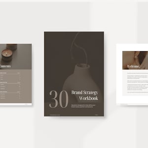 Może przedstawiać: Brązowo-biały zeszyt ćwiczeń zatytułowany "Brand Strategy Workbook" z liczbą 30 w dużym białym foncie. Zeszyt ćwiczeń został stworzony, aby pom&oacute;c w zdefiniowaniu wartości marki, pozycji i persony. Okładka przedstawia stylizowane zdjęcie wazonu z gałązką.