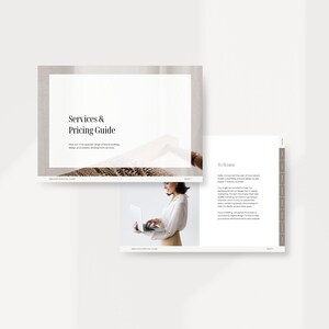 Può includere: Una donna è seduta a una scrivania e usa un computer portatile. Il testo sullo schermo recita "Services & Pricing Guide". Il testo sulla pagina recita "Benvenuta. Ciao, sono [name], fondatrice di [company name], uno studio di branding e web design. Potresti essere sorpresa di sapere che la mia passione è aiutare le piccole imprese a raggiungere il loro marketing ottimale. Ho visto l'impatto che il branding di alta qualità può avere su un'azienda in crescita, e sono appassionata di combinare bellezza e strategia per aiutare i miei clienti a raggiungere i loro obiettivi. Se ti senti senza ispirazione, frustrata o confusa dal design digitale, mi piacerebbe aiutarti a trovare chiarezza con una consulenza gratuita e senza impegno."