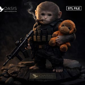 Pode incluir: Escultura digital de um macaco em equipamento tático, segurando um rifle e um macaco de pelúcia. O macaco está fumando um charuto. A imagem inclui o texto "STL FILE" e o logotipo Oasis.