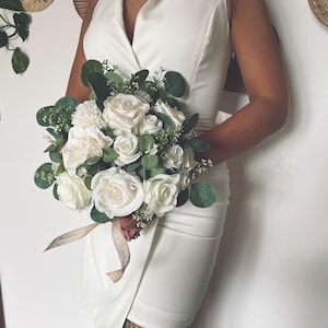 Composizione floreale artificiale con rose bianche ed eucalipti – Fiori artificiali per matrimonio, bouquet, centrotavola, damigelle d&#39;onore, decorazioni da tavola