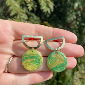 Green swirl earrings, Handmade earrings, elegant jewellery, dainty earrings, green earrings, sparkly jewellery, beautiful earrings