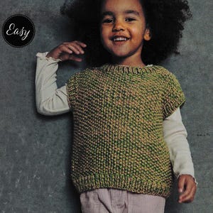 Puede incluir: Un niño lleva un chaleco de punto verde y beige sobre una camisa blanca de manga larga. El chaleco tiene un patrón texturizado. La palabra "Easy" está en un círculo negro en la esquina superior izquierda.